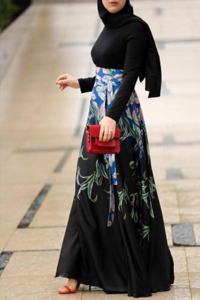 Egy Turk Warda Modest Dress – Elegant Black Satin with Chic Print & Detachable Belt
